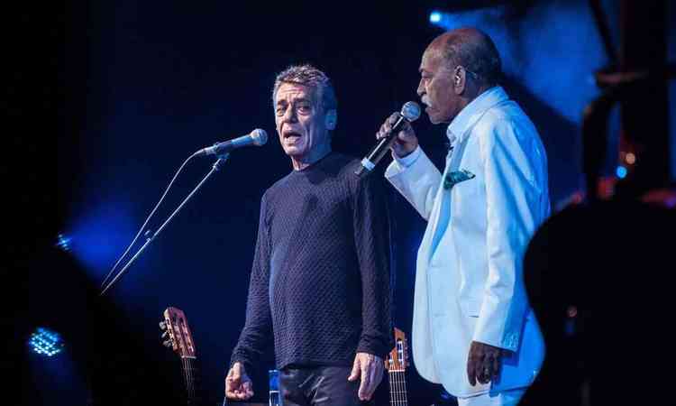 Chico Buarque e Wilson das Neves cantam no palco durante show