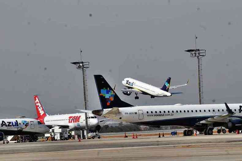 Orientao  que os passageiros entrem em contato com as companhias areas para consultar a situao dos voos antes de sair de casa(foto: Jair Amaral/EM)