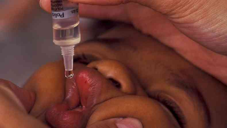 Vacina oral contra a poliomielite  usada nas doses de reforo no Brasil