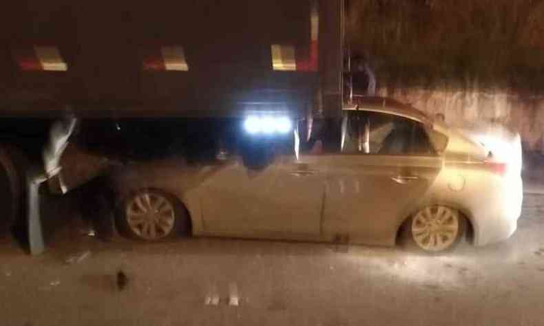 Imagem feita por testemunhas mostra Hyundai HB20S debaixo de caminho na MG-10, em Vespasiano, Grande BH(foto: Reproduo/WhatsApp)