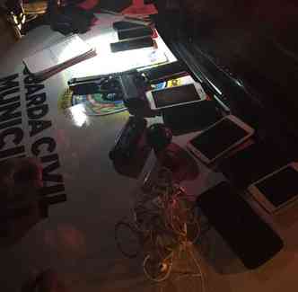 Pelo menos 10 celulares foram apreendidos com os suspeitos(foto: Guarda Municipal/Divulgao)