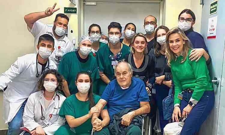 paciente sai da UTI depois de um infarto comemora com equipe mdica