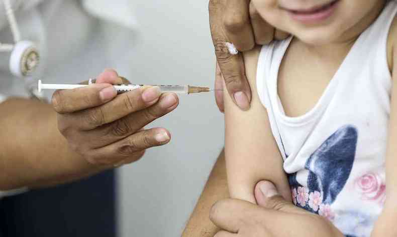 Criana recebe aplicao de vacina 