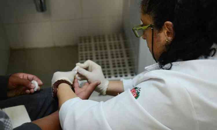 enfermeira fazendo o Teste para diagnstico de hepatite B