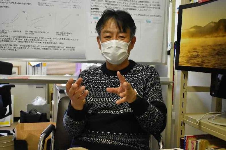 Psic�logo Sosuke Miyamoto explica que mesmo n�o se provocando dano direto a outra pessoa, � esperado um pedido de desculpas(foto: BBC/Fatima Kamata)