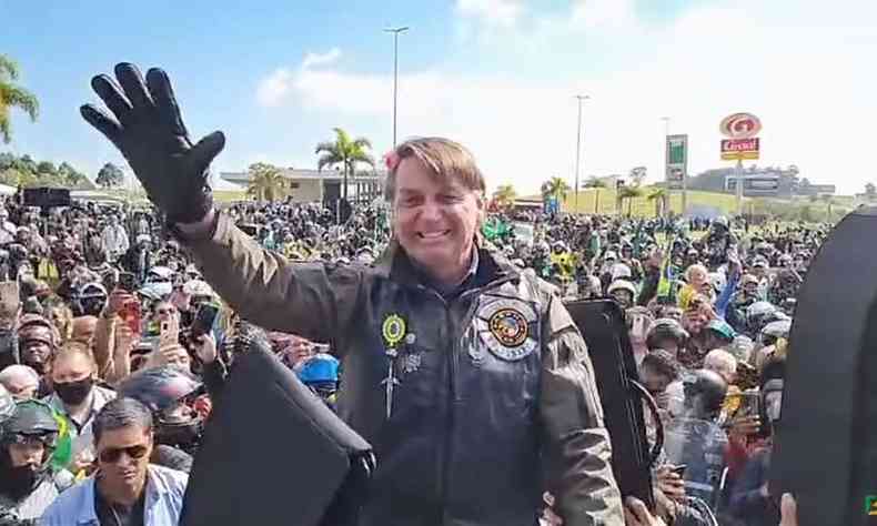 Bolsonaro interrompe passeio para interagir com apoiadores de cima da moto(foto: Reproduo/Youtube)