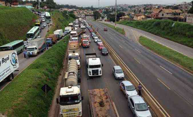 Congestionamento quilomtrico no Anel Rodovirio nesta tera-feira(foto: Edsio Ferreira/EM DA Press)