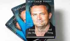 Fãs esgotam biografia de Matthew Perry, o Chandler de 'Friends'