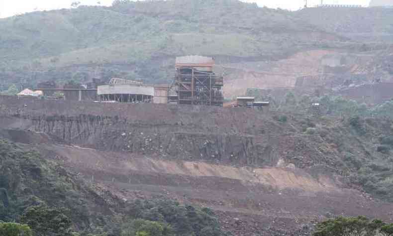 vista de barragem de minerao em Brumadinho
