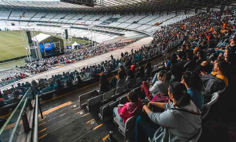 Jovens assistem o evento das arquibancadas do estádio Mineirão, em Belo Horizonte