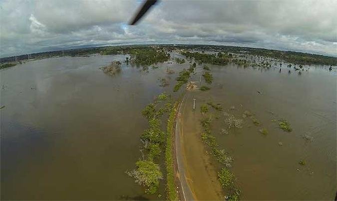 O trânsito na BR-364, entre os estados do Acre e Rondônia, permanece suspenso. (foto: Agência de Notícias do Acre) O trânsito na BR-364, entre os estados do Acre e Rondônia, permanece suspenso. (foto: Agência de Notícias do Acre)