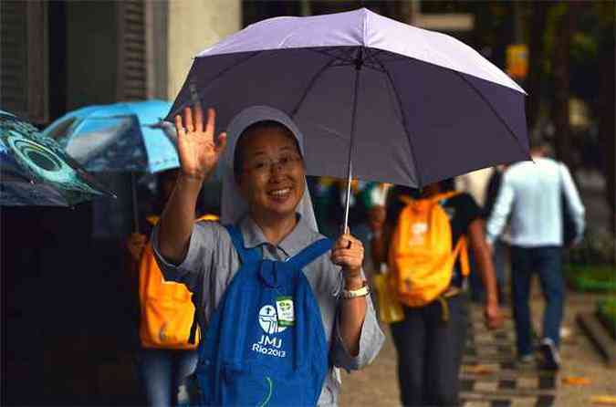 Chuva no tirou a alegria dos fiis que aguardam por Francisco(foto: AFP PHOTO / GABRIEL BOUYS )