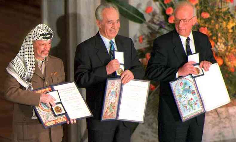 Shimon Peres (centro) recebeu o Prmio Nobel da Paz em 1994, dividindo-o com Yitzhak Rabin e Yasser Arafat (foto: AFP / SCANPIX / ERIK JOHANSEN )