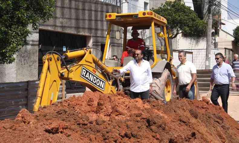 Kalil visita obra na Rua Genoveva de Souza, no Sagrada Famlia(foto: Jair Amaral/EM/D.A Press)