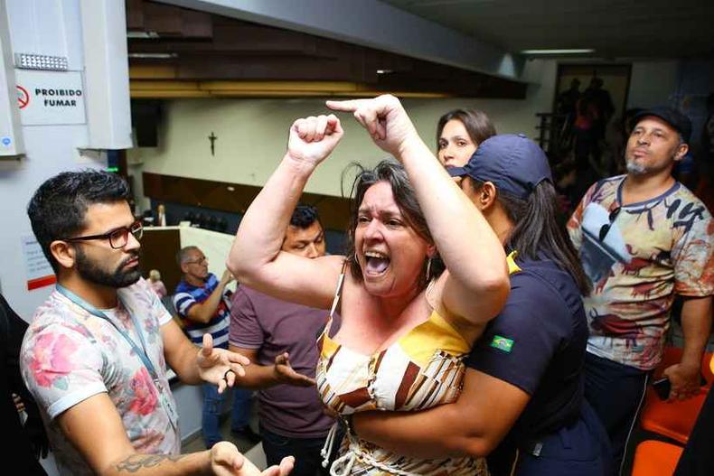 Manifestantes que acompanhavam a sessão na galeria foram retirados do local(foto: Karoline Barreto/CMBH) Manifestantes que acompanhavam a sessão na galeria foram retirados do local(foto: Karoline Barreto/CMBH)
