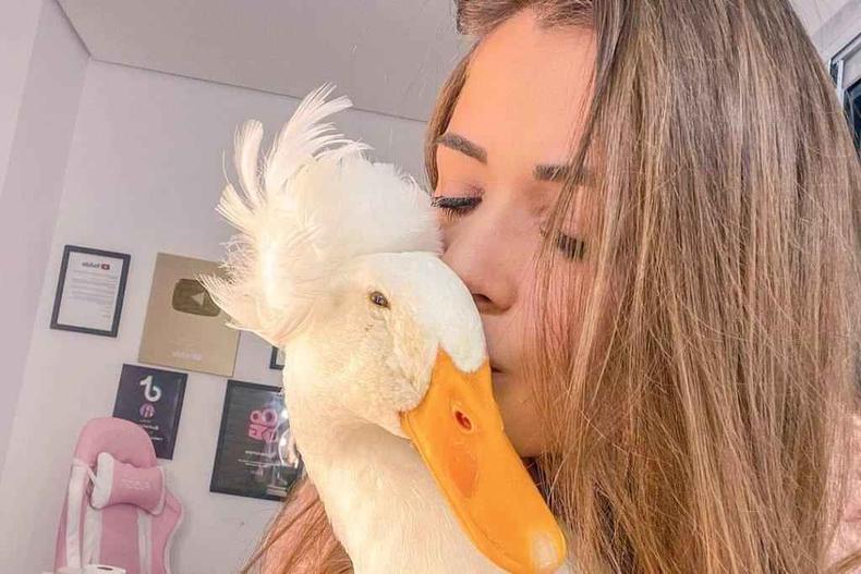 Julia beijando o rosto do marreco Patolino