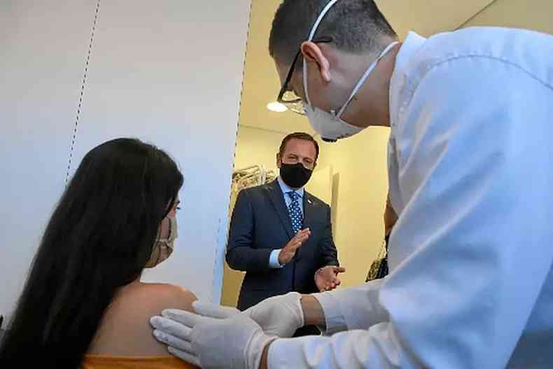 Stefania Teixeira, 27 anos, recebeu dose da CoronaVac pouco antes do anncio oficial dos testes, feito pelo prefeito de So Paulo, Joo Doria(foto: AFP )