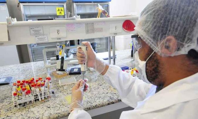 Testes de febre amarela em realização na Funed: de acordo com a SES, a resposta do sistema laboratorial está mais rápida(foto: Gladyston Rodrigues/EM/D.A PRESS) Testes de febre amarela em realização na Funed: de acordo com a SES, a resposta do sistema laboratorial está mais rápida(foto: Gladyston Rodrigues/EM/D.A PRESS)