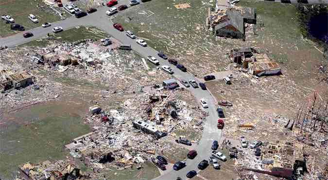 Destruio em bairro residencial do Arkansas atingido por tornado, pelo menos 15 pessoas morreram na regio(foto: REUTERS/Carlo Allegri)