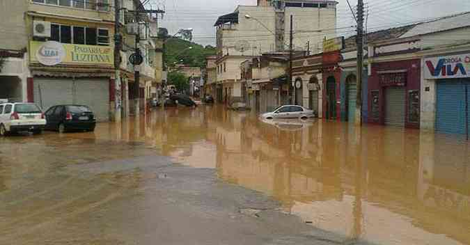 Estragos deixados pela chuva em Alm Paraba, na Zona da Mata de Minas (foto: Vinicius Amorim )