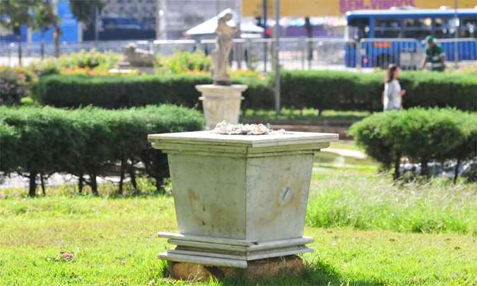 Pedestal onde ficava a Ninfa amanheceu vazio(foto: Gladyston Rodrigues/EM/DA Press) Pedestal onde ficava a Ninfa amanheceu vazio(foto: Gladyston Rodrigues/EM/DA Press)