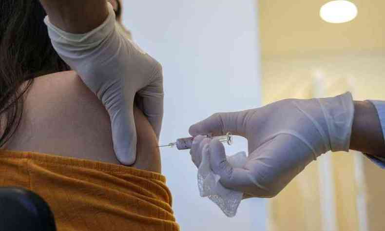 Voluntria recebe dose de vacina que est sendo testada no Brasil(foto: Handout / governo de So Paulo / AFP)
