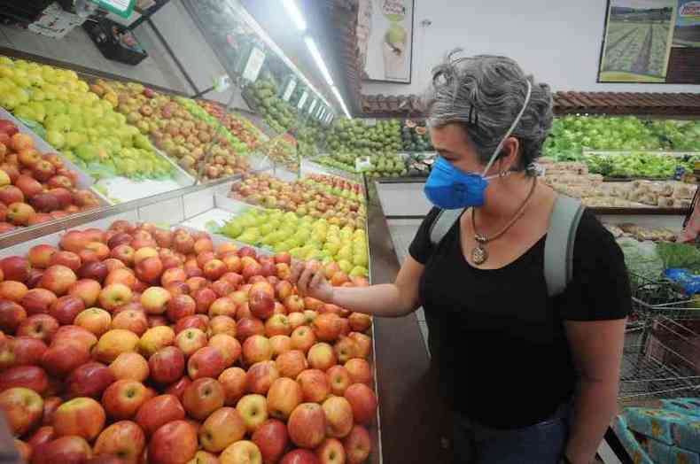 Luciana Ramos diz que preos dos alimentos subiram no geral, mas as frutas viraram ''artigo de luxo''(foto: Leandro Couri/EM-DA Press - Belo Horizonte-MG)