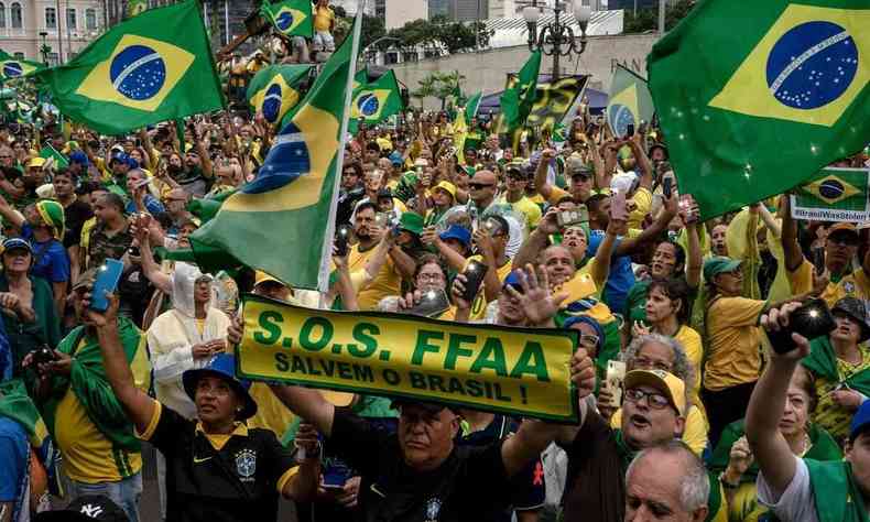 Manifestantes pr-Bolsonaro vestidos de verde amarelo pedem interveno das Foras Armadas em frente ao Comando Militar do Exrcito no Rio de Janeiro
