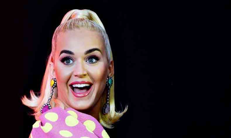 Katy Perry surpreendeu o mundo ao anunciar seu primeiro beb no YouTube, cantando Never worn white