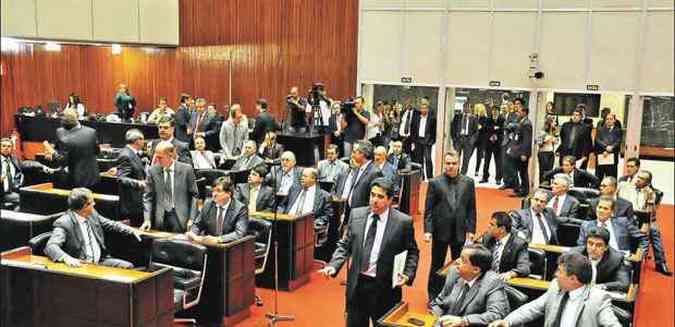 Em dia de plenrio cheio, proposta foi aprovada por 54 votos aps uma tarde inteira de debates(foto: Alair Vieira/ALMG)