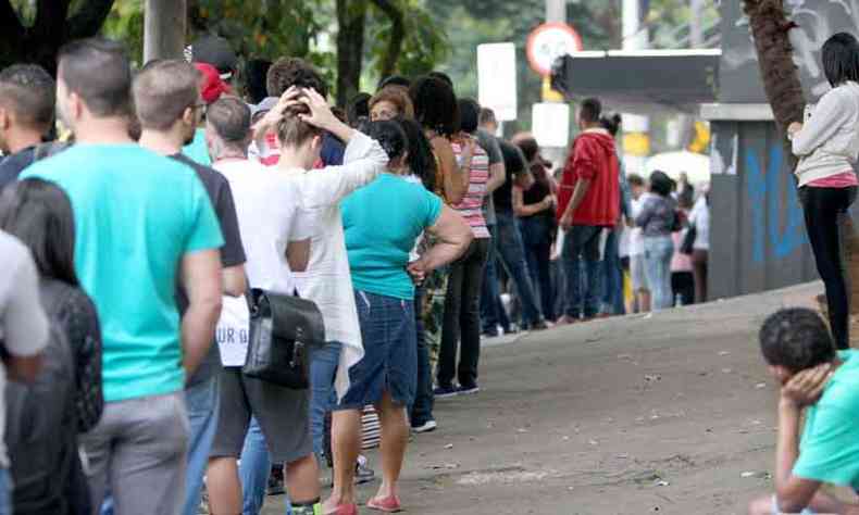 Cidados fazem fila para regularizar ttulo de eleitor em Belo Horizonte(foto: Edesio Ferreira/EM/D.A Press)