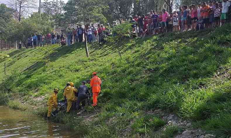 Bombeiros retiram corpo que estava boiando na Barragem Santa Lcia(foto: Paulo Filgueiras/EM/DA Press)