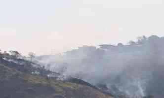 Parque Estadual Serra Verde sofreu ontem com fogo pela terceira vez em menos de sete dias. Bombeiros e brigadistas que estavam em treinamento na unidade debelaram chamas(foto: Alexandre Guzanshe/EM/DA Press)