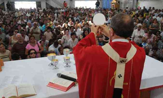Missa de 10h no Santurio So Judas Tadeu, presidida pelo arcebispo dom Walmor Oliveira de Azevedo(foto: Ramon Lisboa/EM DA Press)