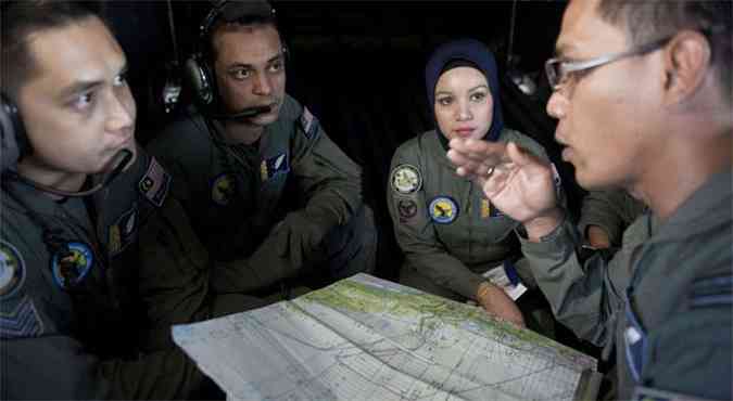 Equipe da Fora Area da Malsia durante busca pela aeronave desaparecida(foto: AFP PHOTO / MOHD RASFAN )