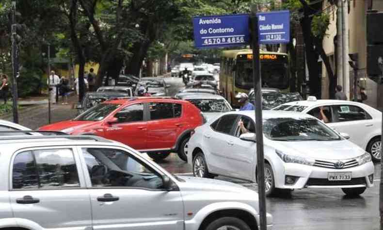 Motoristas que trafegavam pela Contorno enfrentaram dificuldades em cruzamentos (foto: Juarez Rodrigues/EM/D.A.Press)