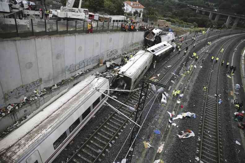 Trem descarrilou e bateu contra muro na Espanha