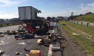 Acidente em So Sebastio da Bela Vista. Cabine do caminho ficou totalmente destruda(foto: PRF/ Divulgao )