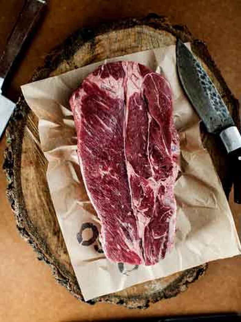 Carnes in natura para assar em casa com acompanhamentos (Osso)(foto: Caca Lanari/Divulgação) Carnes in natura para assar em casa com acompanhamentos (Osso)(foto: Caca Lanari/Divulgação)