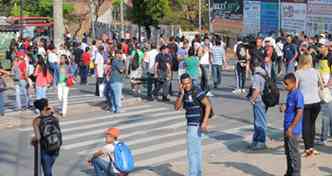 Via do Minrio fechada por passageiros e rodovirios, no Barreiro (foto: Paulo Filgueiras/EM DA Press)