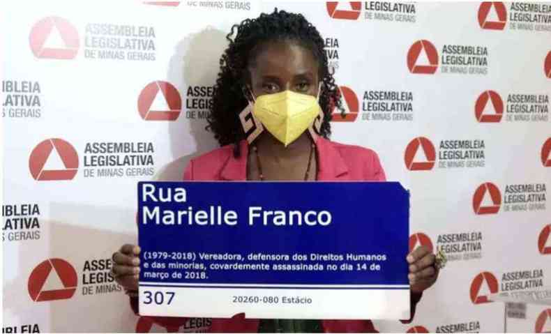 Deputada Andreia de Jeus com a placa com o nome de Marielle Franco