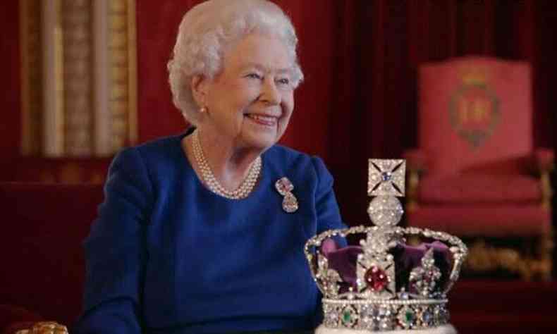 Rainha Elizabeth II sorri