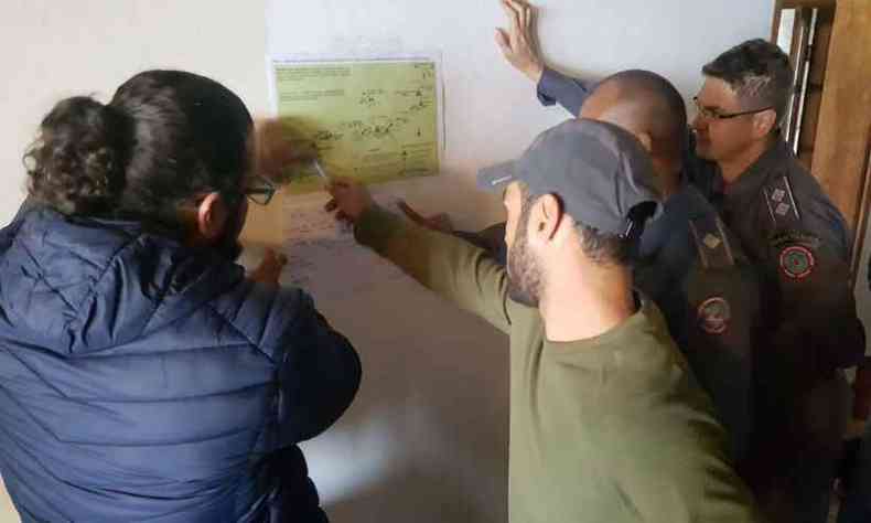 Trilheiros ajudam militares nas buscas(foto: Corpo de Bombeiros/Divulgao)
