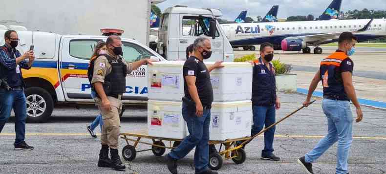 Carga de insumo da CoronaVac vinda da China chegou ontem ao aeroporto de Guarulhos e permitir a produo de 8,7 milhes de doses do imunizante (foto: Humberto Martins/EM/ D.A Press )