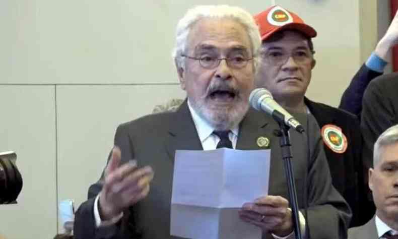 Jos Carlos Dias lendo manifesto na USP, em defesa da democracia brasileira