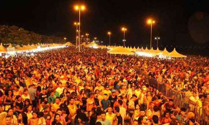 No sbado  noite, a festa reuniu 35 mil pessoas na Avenida Salmeron e na Praa de Eventos, em frente a orla do Velho Chico(foto: Ivan Rodrigues/Divulgao)