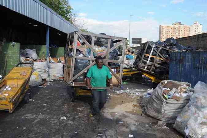 Em Belo Horizonte, cerca de 1600 pessoas vivem da coleta de material reciclvel. Em Minas, o nmero sobe para 40 mil. (foto: Jorge Gontijo/EM/DA Press)