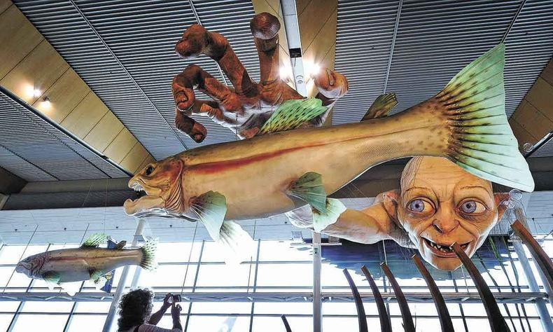 escultura do personagem Gollum instalada em teto de aeroporto na capital neozelandesa 