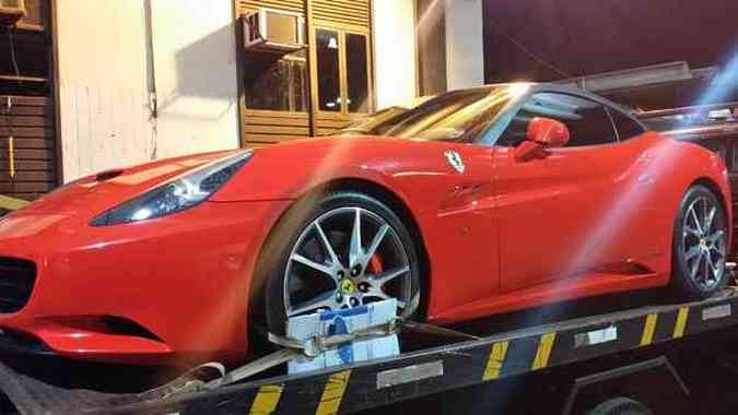 A Ferrari, avaliada em R$ 950 mil, era conduzida por mulher que recusou fazer o teste do bafmetro (foto: Detran-DF/Divulgao)