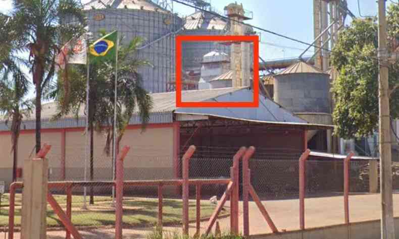 Fachada da fazenda de gros em Frutal, com destaque em vermelho para o silo